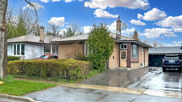 25 Mid Pines Rd, House detached with 3 bedrooms, 2 bathrooms and 4 parking in Toronto ON | Image 1