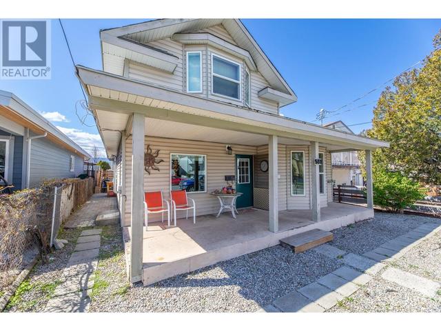 597 Burns Street, House detached with 3 bedrooms, 2 bathrooms and 3 parking in Penticton BC | Image 3