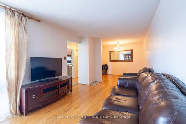 3092 Fieldgate Dr, House semidetached with 4 bedrooms, 2 bathrooms and 2 parking in Mississauga ON | Image 3