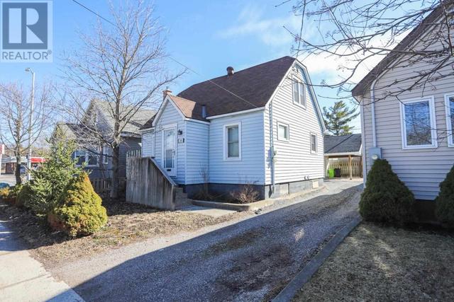 306 Pine St, House detached with 2 bedrooms, 2 bathrooms and null parking in Sault Ste. Marie ON | Image 2