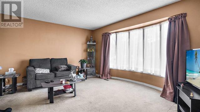 300 Berwick Drive Nw, House detached with 4 bedrooms, 1 bathrooms and 1 parking in Calgary AB | Image 6