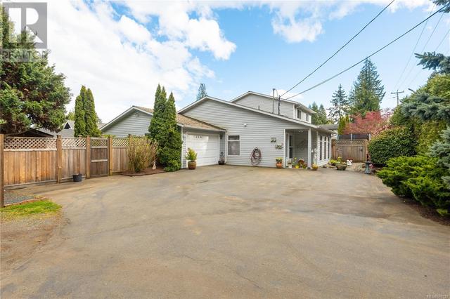 239 Fifth Ave, House detached with 5 bedrooms, 4 bathrooms and 6 parking in Qualicum Beach BC | Image 2