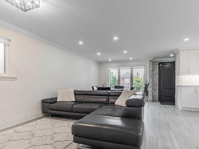497 Northcliffe Blvd, House detached with 3 bedrooms, 2 bathrooms and 1 parking in Toronto ON | Image 3