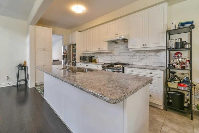 26 Military Cres, House attached with 3 bedrooms, 3 bathrooms and 2 parking in Brampton ON | Image 7