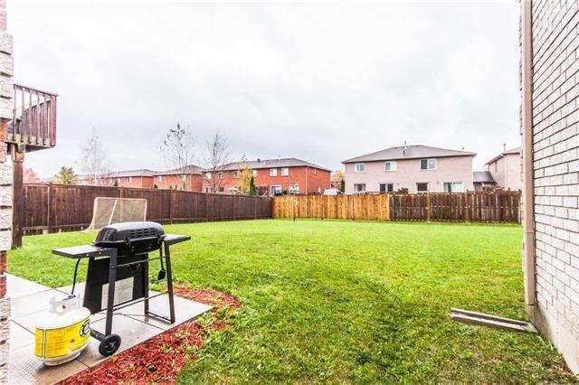 Upper - 23 Harrogate Crt, House detached with 3 bedrooms, 1 bathrooms and 1 parking in Barrie ON | Image 4