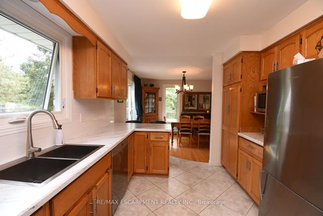 18 Ilona Crt, House detached with 3 bedrooms, 2 bathrooms and 5 parking in Brantford ON | Image 2