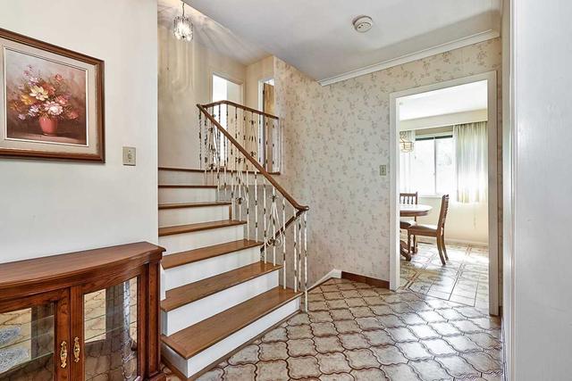 31 Islay Crt, House detached with 3 bedrooms, 2 bathrooms and 6 parking in Toronto ON | Image 7