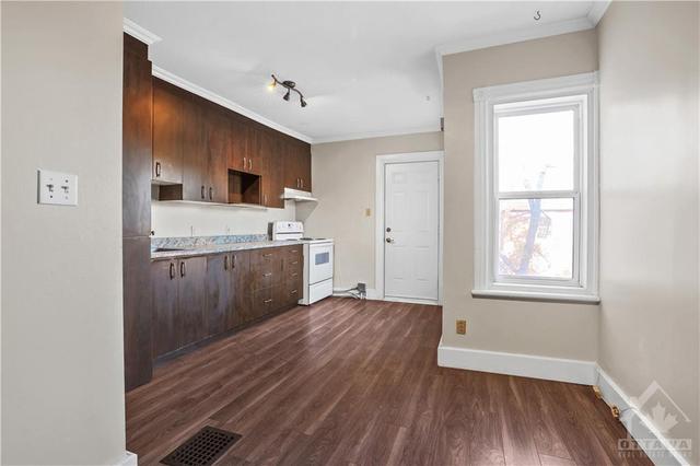 2 - 340 Mackay Street, Townhouse with 2 bedrooms, 1 bathrooms and 1 parking in Ottawa ON | Image 3