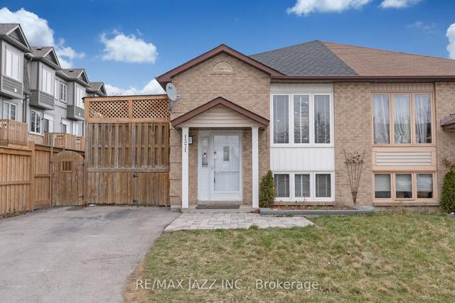 1371 Charter Cres, House semidetached with 3 bedrooms, 3 bathrooms and 4 parking in Oshawa ON | Image 1
