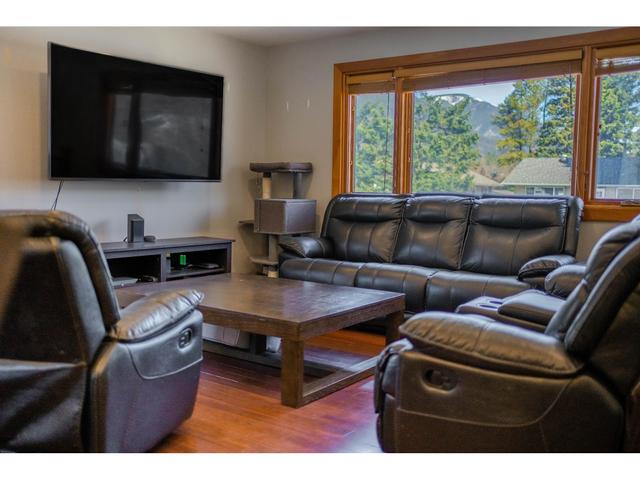 450 White Birch Crescent, House detached with 4 bedrooms, 2 bathrooms and null parking in Sparwood BC | Image 3