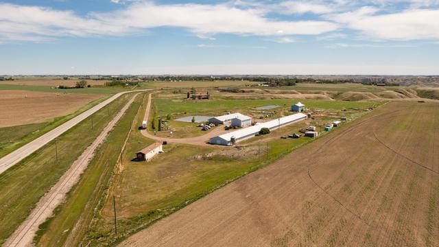 100043 25 Highway, House detached with 3 bedrooms, 3 bathrooms and 10 parking in Lethbridge County AB | Image 1