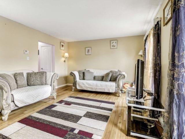 33 Lincoln Crt, Townhouse with 3 bedrooms, 2 bathrooms and 1 parking in Brampton ON | Image 5