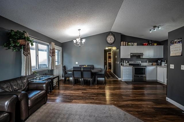 239 Martinvalley Crescent Ne, House detached with 5 bedrooms, 2 bathrooms and 2 parking in Calgary AB | Image 5