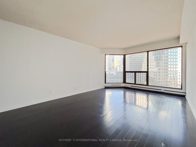 1110 - 65 Harbour Sq, Condo with 3 bedrooms, 3 bathrooms and 1 parking in Toronto ON | Image 3
