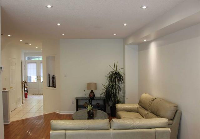 7683 Black Walnut Tr, House semidetached with 3 bedrooms, 4 bathrooms and 5 parking in Mississauga ON | Image 4