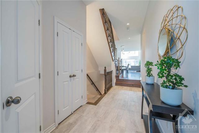 325 Dolce Crescent, Townhouse with 3 bedrooms, 3 bathrooms and 3 parking in Ottawa ON | Image 3