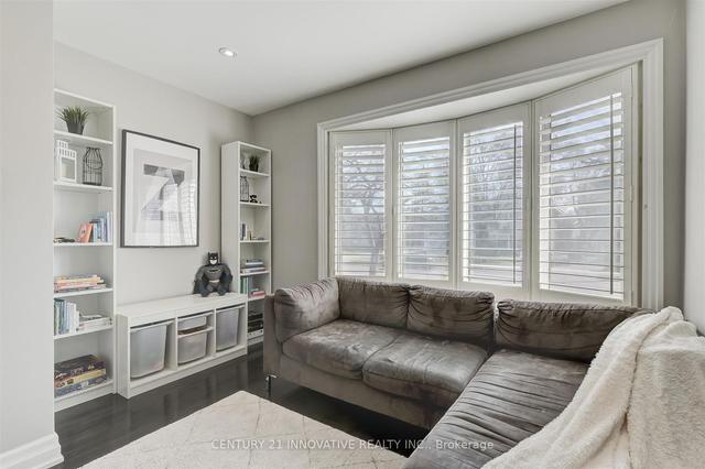 2 Lynedock Cres, House semidetached with 3 bedrooms, 3 bathrooms and 4 parking in Toronto ON | Image 4