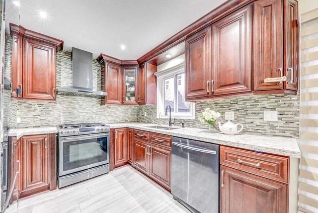 92 Ravenscroft Rd E, House detached with 4 bedrooms, 3 bathrooms and 4 parking in Ajax ON | Image 2