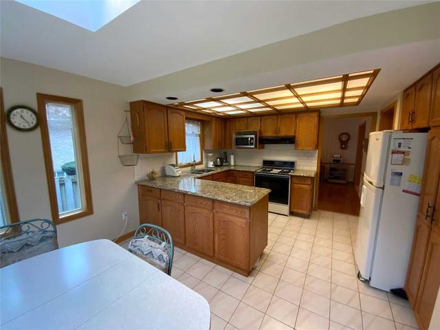 55 Stratton Cres, House detached with 4 bedrooms, 3 bathrooms and 6 parking in Whitby ON | Image 7
