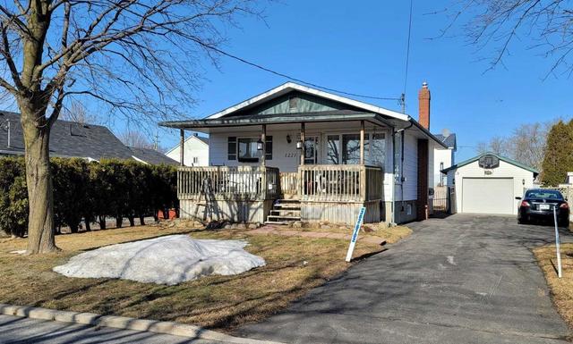 1221 Notre Dame St, House detached with 2 bedrooms, 1 bathrooms and 7 parking in Cornwall ON | Image 1