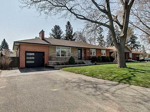 2200 Clarendon Park Dr, House detached with 3 bedrooms, 2 bathrooms and 5 parking in Burlington ON | Image 1