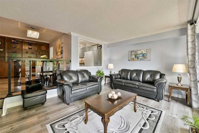 212 - 250 Scarlett Rd, Condo with 2 bedrooms, 2 bathrooms and 1 parking in Toronto ON | Image 12