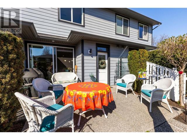 987 Laurier Avenue, House attached with 2 bedrooms, 3 bathrooms and 1 parking in Kelowna BC | Image 43