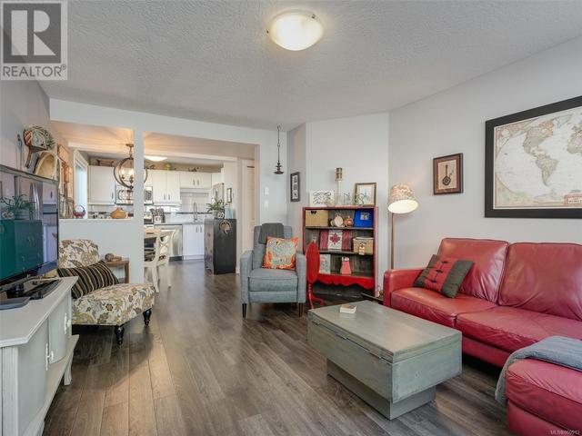 2719 Asquith St, House attached with 2 bedrooms, 1 bathrooms and 1 parking in Victoria BC | Image 3