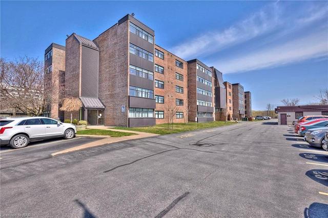 208 - 276 Oakdale Avenue, House attached with 2 bedrooms, 1 bathrooms and 1 parking in St. Catharines ON | Image 2