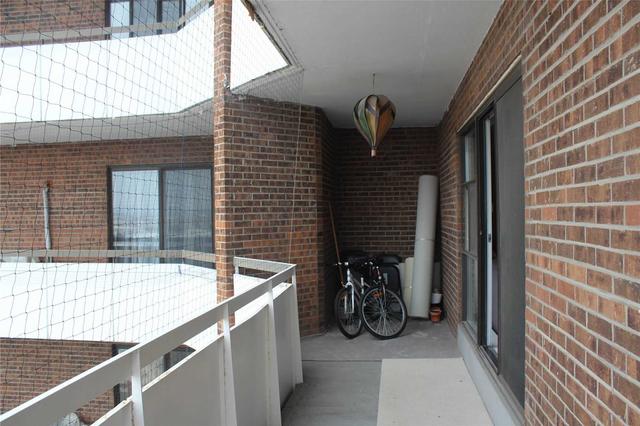 1001 - 3025 Queen Frederica Dr, Condo with 3 bedrooms, 2 bathrooms and 1 parking in Mississauga ON | Image 4