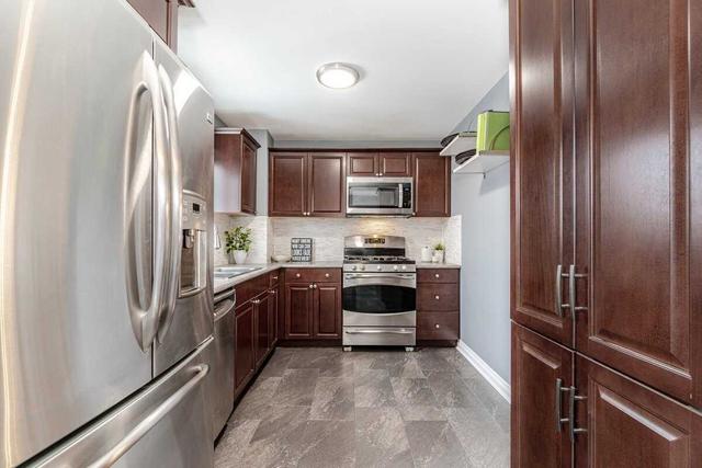51 Mcmullen Cres, Townhouse with 3 bedrooms, 2 bathrooms and 2 parking in Brampton ON | Image 2