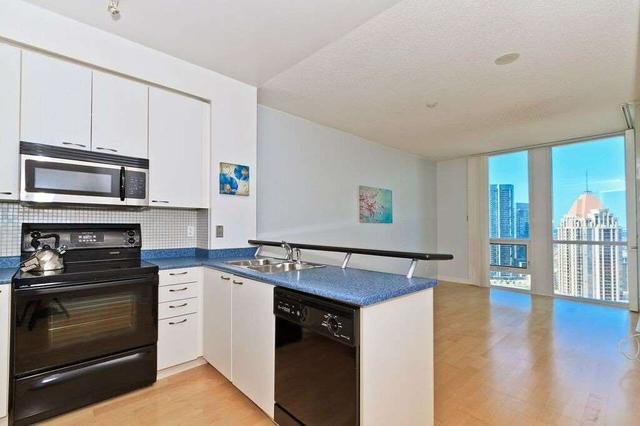 2901 - 3939 Duke Of York Blvd, Condo with 1 bedrooms, 2 bathrooms and 1 parking in Mississauga ON | Image 2