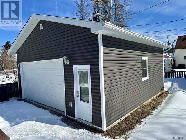 16 Devonshire St, House detached with 5 bedrooms, 2 bathrooms and null parking in Kapuskasing ON | Image 2