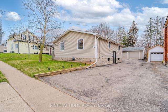 819 Hamilton St, House detached with 2 bedrooms, 3 bathrooms and 7 parking in Cambridge ON | Image 12