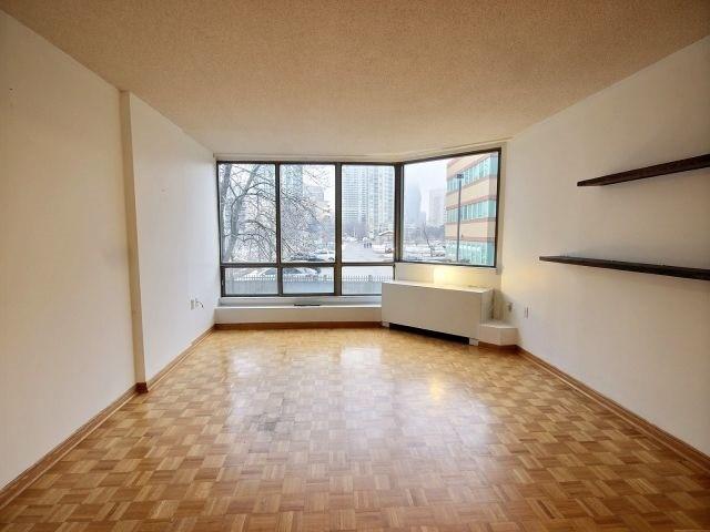 205 - 25 Fairview Rd W, Condo with 2 bedrooms, 2 bathrooms and 2 parking in Mississauga ON | Image 3