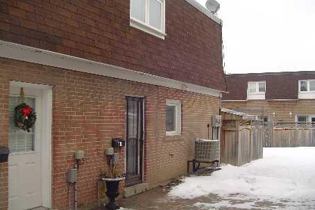 81 Townhouse Cres, Townhouse with 3 bedrooms, 1 bathrooms and 1 parking in Brampton ON | Image 1