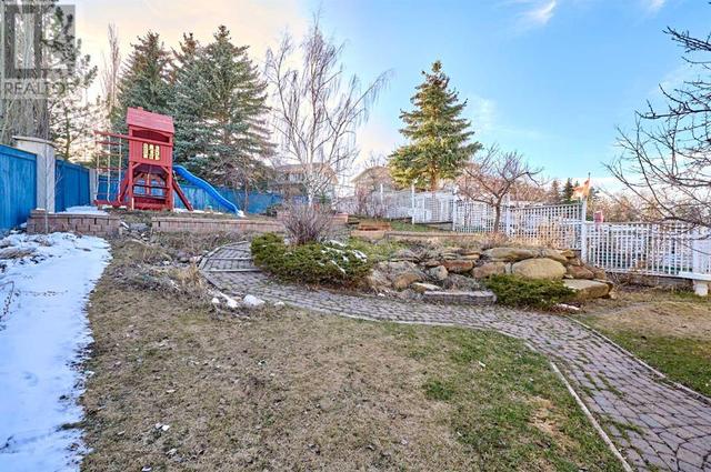 2811 Signal Hill Drive Sw, House detached with 4 bedrooms, 3 bathrooms and 4 parking in Calgary AB | Image 3