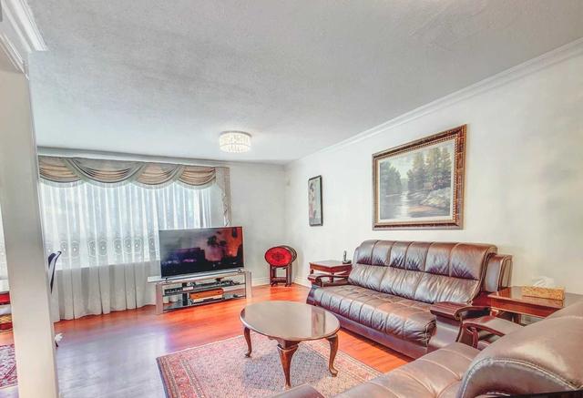 34 Lisburn Cres, House detached with 5 bedrooms, 3 bathrooms and 4 parking in Toronto ON | Image 2