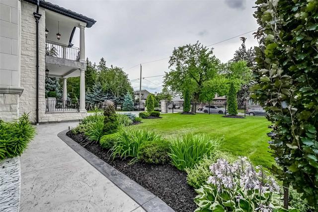 58 Rockview Gdns, House detached with 4 bedrooms, 8 bathrooms and 14 parking in Vaughan ON | Image 4