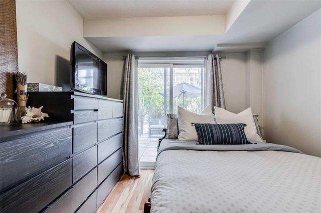 1201 - 22 Laidlaw St, Townhouse with 2 bedrooms, 1 bathrooms and 1 parking in Toronto ON | Image 4