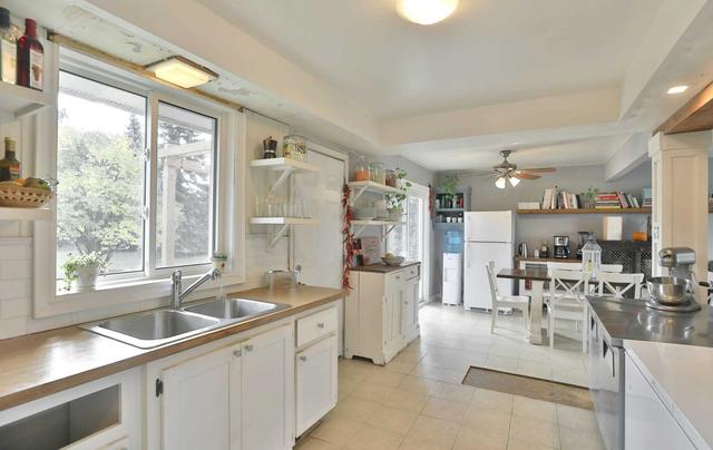 8750 Mansewood Tr, House detached with 3 bedrooms, 2 bathrooms and 8 parking in Milton ON | Image 8