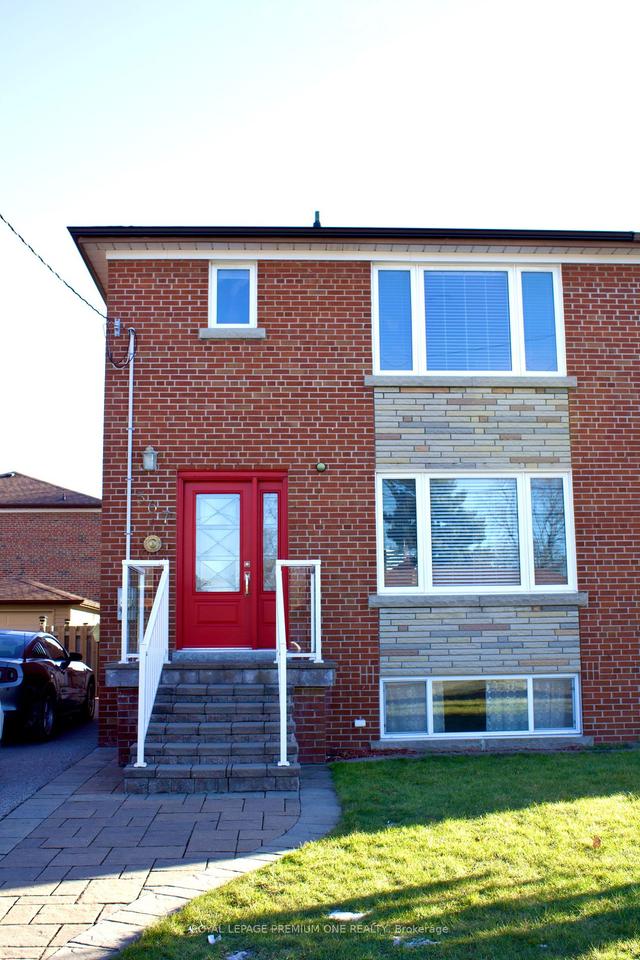 567 Olive Ave, House semidetached with 3 bedrooms, 2 bathrooms and 3 parking in Oshawa ON | Image 1