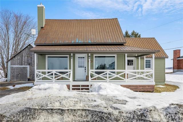 1669 Brazeau Road, House detached with 1 bedrooms, 2 bathrooms and 6 parking in Clarence Rockland ON | Image 2
