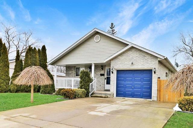 3640 Aberdeen St, House detached with 2 bedrooms, 2 bathrooms and 5 parking in Niagara Falls ON | Image 1