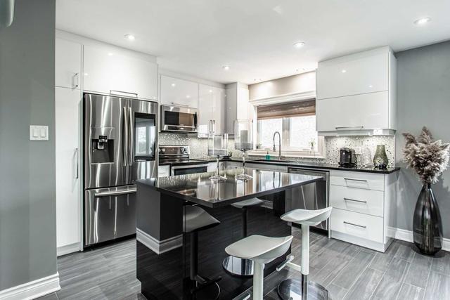 17 Gotham Crt, House semidetached with 3 bedrooms, 3 bathrooms and 7 parking in Toronto ON | Image 9