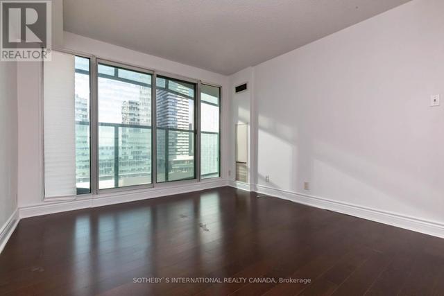 1801 - 77 Harbour Sq, Condo with 1 bedrooms, 1 bathrooms and 1 parking in Toronto ON | Image 12
