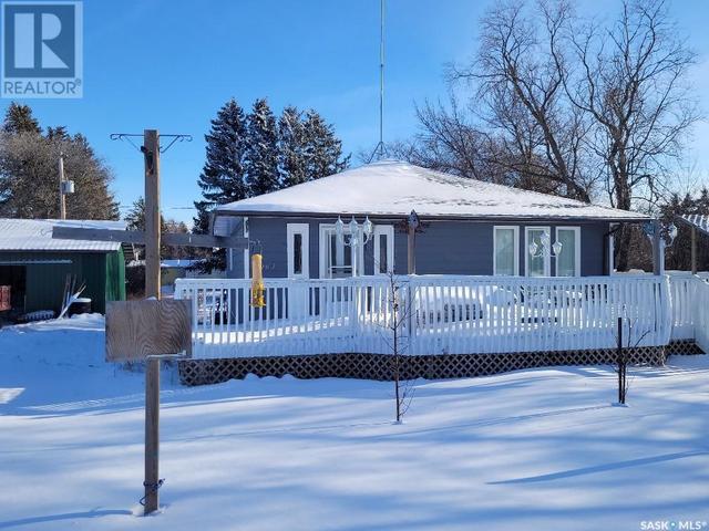 207 2nd Street, House detached with 3 bedrooms, 2 bathrooms and null parking in Plunkett SK | Image 2