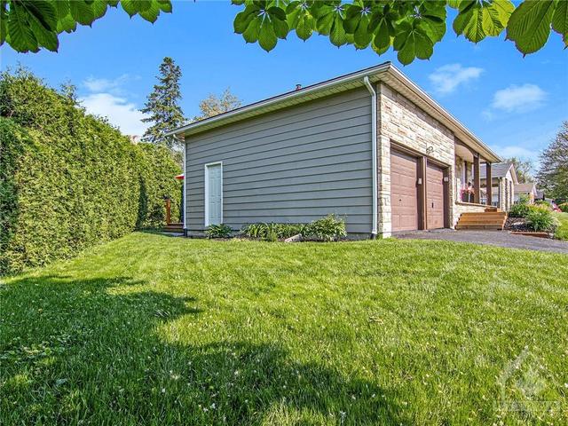 41 Parkwood Crescent, House detached with 4 bedrooms, 2 bathrooms and 4 parking in Ottawa ON | Image 2
