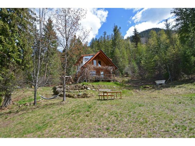 8907 Martens Road, House detached with 3 bedrooms, 2 bathrooms and null parking in Central Kootenay H BC | Image 2