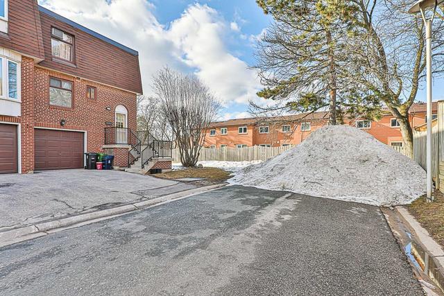 69 - 70 Crockamhill Dr, Townhouse with 3 bedrooms, 2 bathrooms and 2 parking in Toronto ON | Image 32